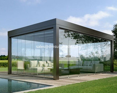 Elektrische pergola met buitenluik met winddichte ritsluiken en glazen deuren